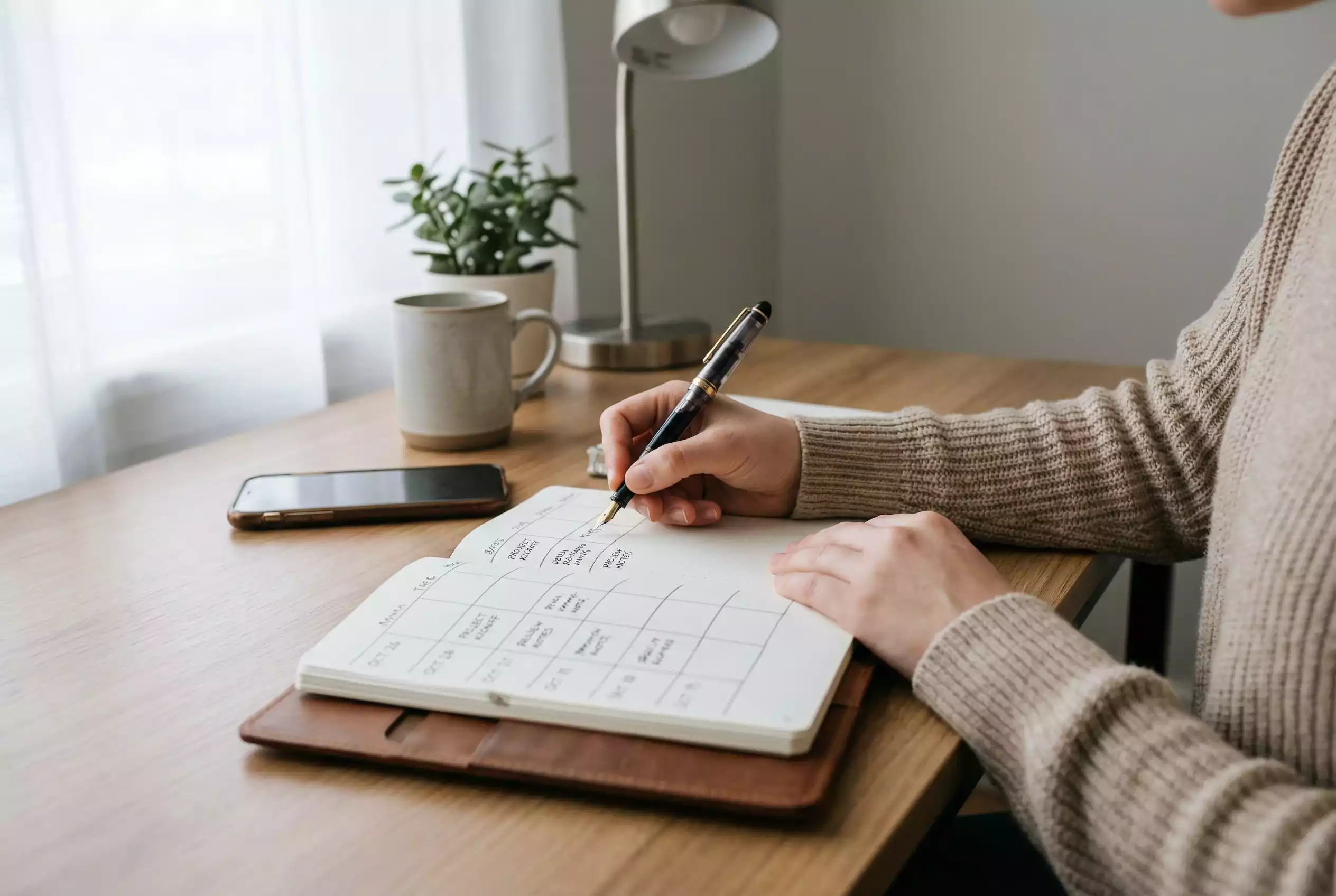 Dokumentation von Sportwetten in einem Notizbuch mit Stift