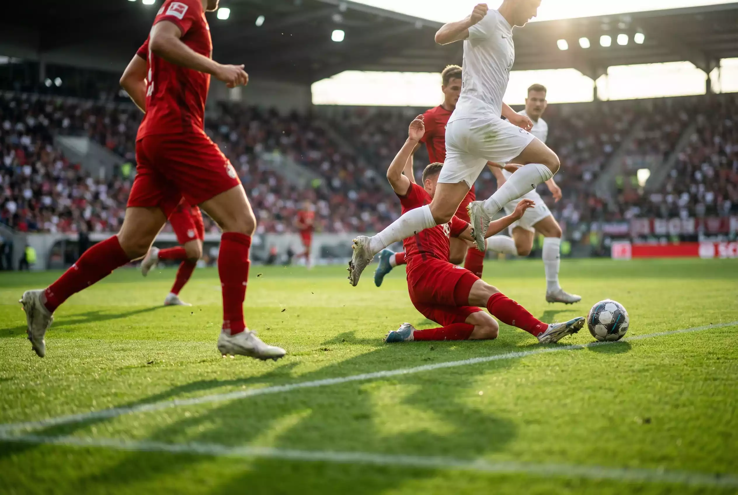 Bundesliga-Fußballspiel auf grünem Rasen mit Spielern in Aktion