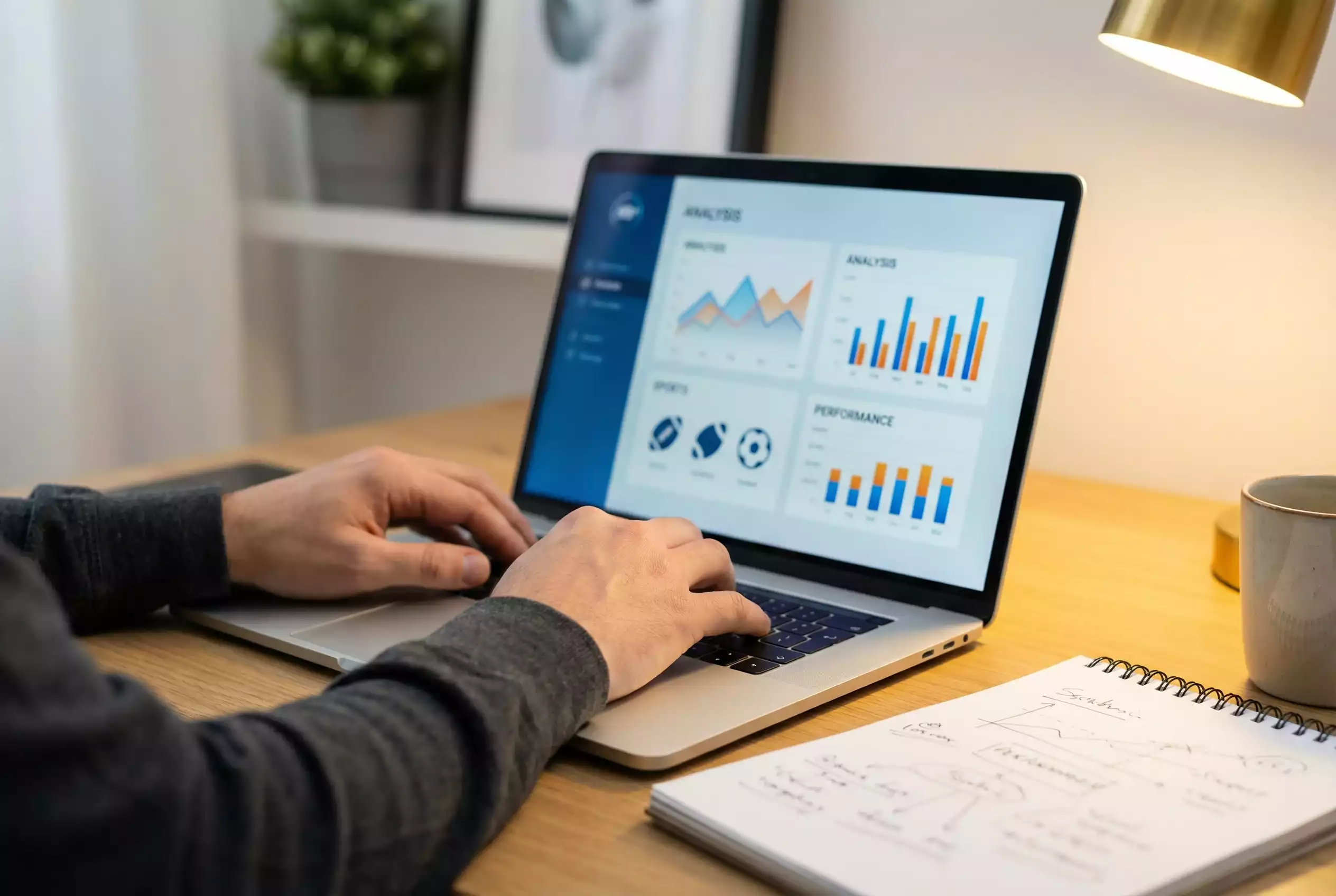 Person analysiert Fußball-Wettquoten am Laptop