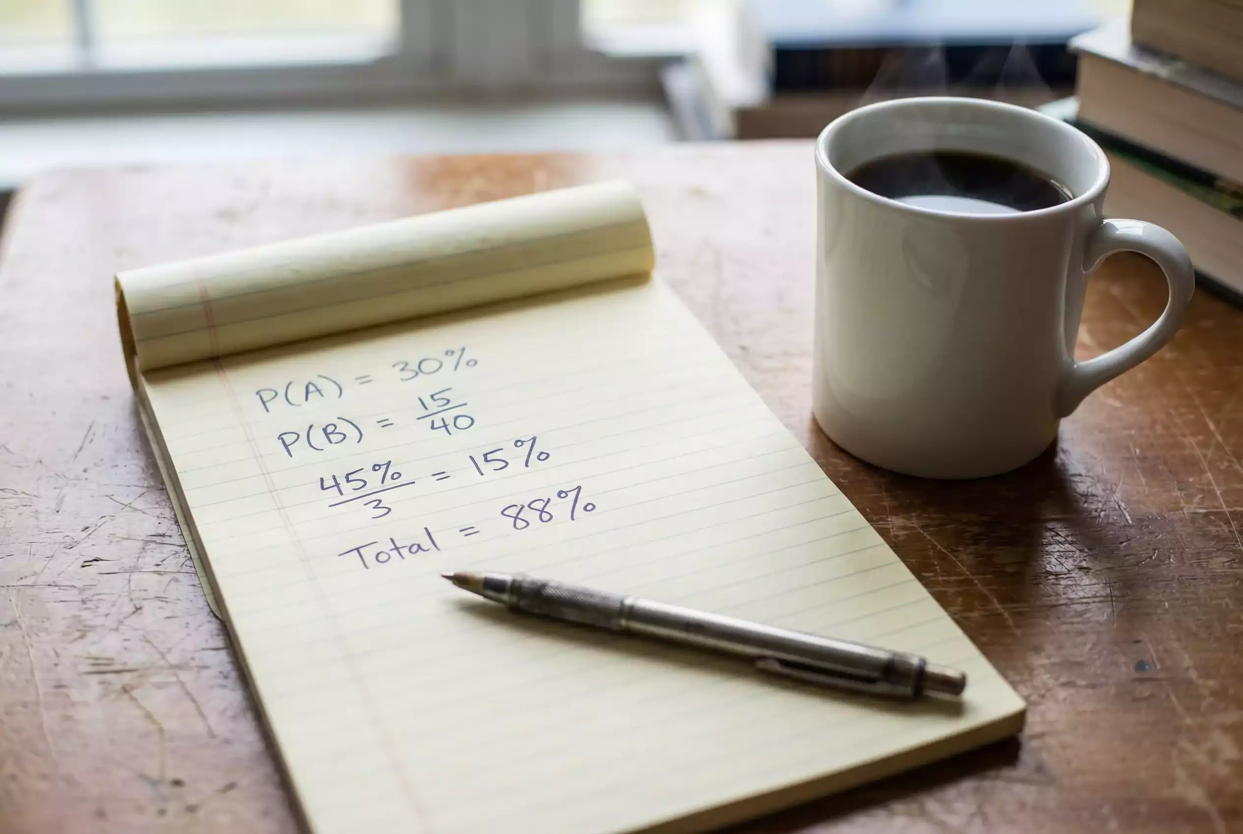 Handschriftliche Berechnung von Wettquoten auf einem Notizblock